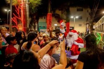 Foto - Movimento Natalino – Papai Noel e Ônibus Iluminado