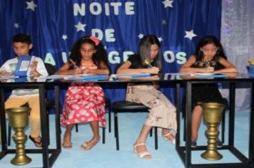 Foto - Noite de Autógrafos com Alunos Escritores