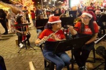 Foto - Movimento Natalino – Papai Noel e Ônibus Iluminado