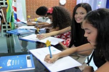 Foto - Noite de Autógrafos com Alunos Escritores