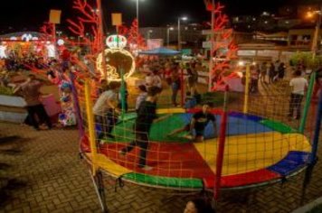 Foto - Movimento Natalino – Papai Noel e Ônibus Iluminado