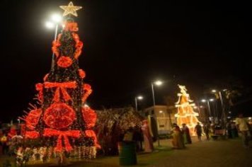 Foto - Movimento Natalino – Papai Noel e Ônibus Iluminado