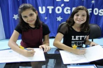 Foto - Noite de Autógrafos com Alunos Escritores