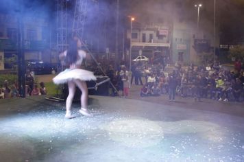 Foto - Cajati comemora o Dia Internacional da Dança apresentando um espetáculo na Praça da Bíblia
