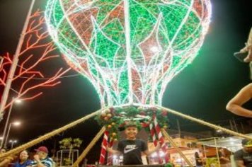 Foto - Movimento Natalino – Papai Noel e Ônibus Iluminado