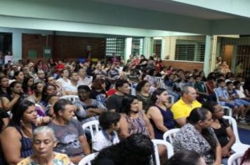 Foto - Noite de Autógrafos com Alunos Escritores