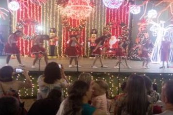 Foto - Movimento Natalino – Papai Noel e Ônibus Iluminado