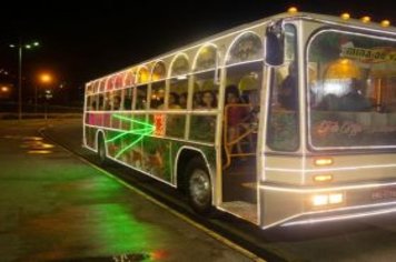 Foto - Movimento Natalino – Papai Noel e Ônibus Iluminado