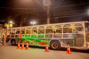 Foto - Movimento Natalino – Papai Noel e Ônibus Iluminado
