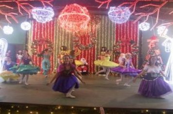 Foto - Movimento Natalino – Papai Noel e Ônibus Iluminado