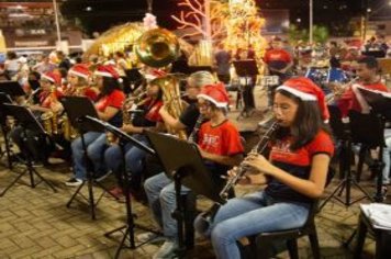 Foto - Movimento Natalino – Papai Noel e Ônibus Iluminado
