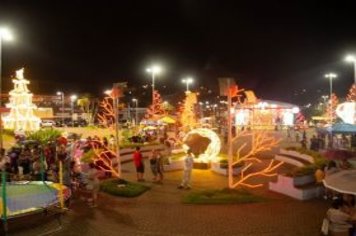 Foto - Movimento Natalino – Papai Noel e Ônibus Iluminado