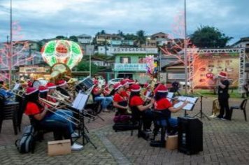 Foto - Movimento Natalino – Papai Noel e Ônibus Iluminado