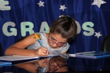 Foto - Noite de Autógrafos com Alunos Escritores