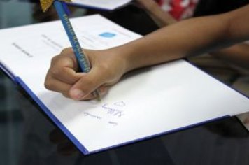Foto - Noite de Autógrafos com Alunos Escritores