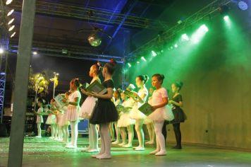 Foto - Cajati comemora o Dia Internacional da Dança apresentando um espetáculo na Praça da Bíblia