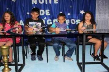 Foto - Noite de Autógrafos com Alunos Escritores