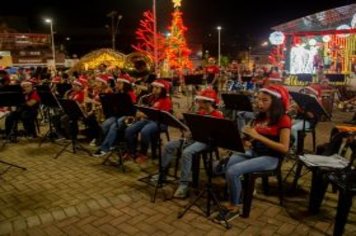 Foto - Movimento Natalino – Papai Noel e Ônibus Iluminado