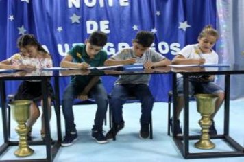 Foto - Noite de Autógrafos com Alunos Escritores