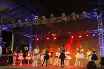 Foto - Cajati comemora o Dia Internacional da Dança apresentando um espetáculo na Praça da Bíblia