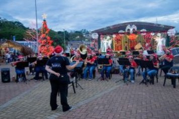 Foto - Movimento Natalino – Papai Noel e Ônibus Iluminado