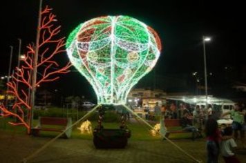 Foto - Movimento Natalino – Papai Noel e Ônibus Iluminado