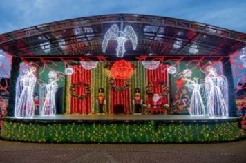 Foto - Movimento Natalino – Papai Noel e Ônibus Iluminado