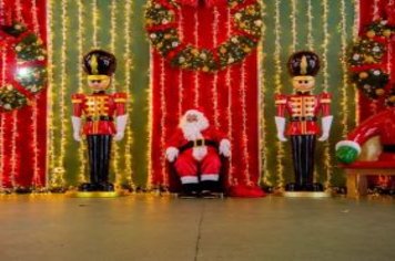Foto - Movimento Natalino – Papai Noel e Ônibus Iluminado