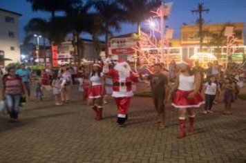 Foto - Movimento Natalino – Papai Noel e Ônibus Iluminado