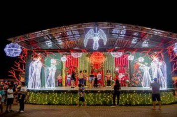 Foto - Movimento Natalino – Papai Noel e Ônibus Iluminado