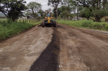 Chuva dá trégua e o Serviços Municipais executa melhorias nas estradas do Vila Braz e Manoel Gomes