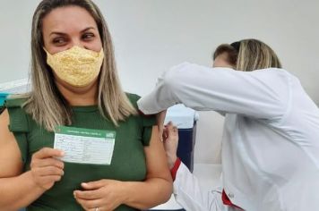 Profissionais de Educação foram vacinados nesta segunda-feira em Cajati