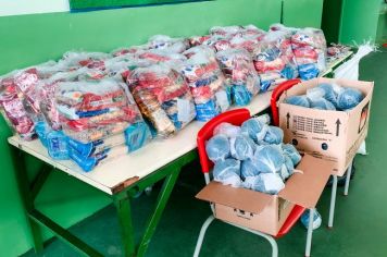 Alunos das escolas municipais recebem kit extra de alimentação e brinquedo 