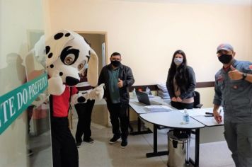 Corpo de Bombeiros visita a Prefeitura de Cajati em campanha de educação pública