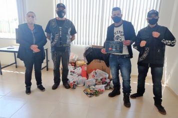 Abutre's Moto Clube entrega os alimentos doados no Drive-Thru Solidário para o Fundo Social de Solidariedade de Cajati
