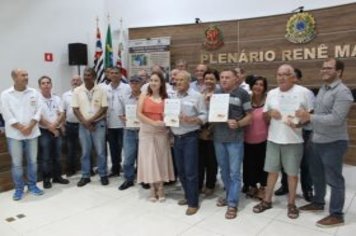Prefeitura de Cajati entrega títulos de regularização fundiária para moradores do bairro Parafuso