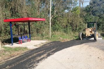 Serviços Municipais está realizando manutenções na Estrada do Guaraú 