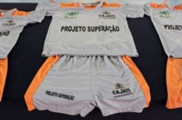 Prefeitura de Cajati entrega uniformes para alunos do Projeto Superação