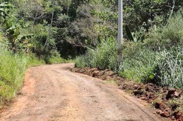 Serviços Municipais está realizando manutenções da estrada Vila Lucas