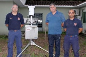 Prefeitura de Cajati recebe a instalação de pluviômetro automático