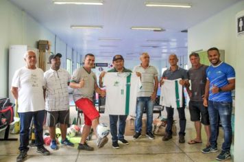 Prefeitura de Cajati realiza a entrega de uniformes e bolas de futebol para os times do Cinquentão Cajati 1 e 2 do Município
