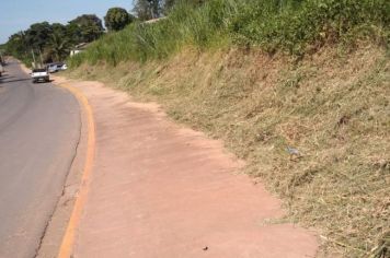 Prefeitura de Cajati realiza roçada e limpeza na entrada da estrada do Barro Branco