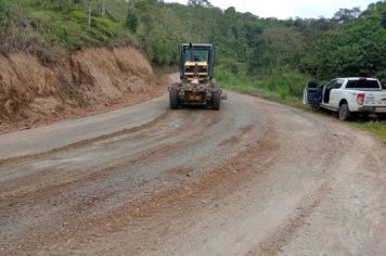 Serviços Municipais realiza melhorias nas estradas dos bairros Boa Vista e Macaco Branco