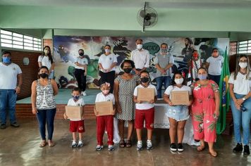 Alunos das escolas municipais de Cajati recebem os kits de material escolar