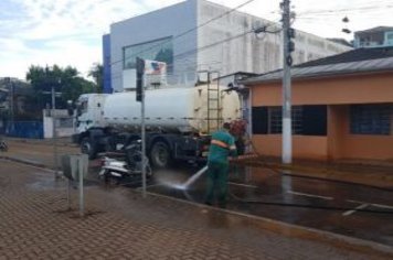 Prefeitura faz a limpeza das ruas após forte chuva em Cajati