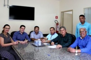 Prefeito assina convênios para obras em avenidas de Cajati