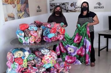 Primeira dama de Cajati recebe mil mantas de inverno para o Fundo Social de Solidariedade