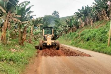 Serviços Municipais realiza melhorias na estrada do bairro Abóbora