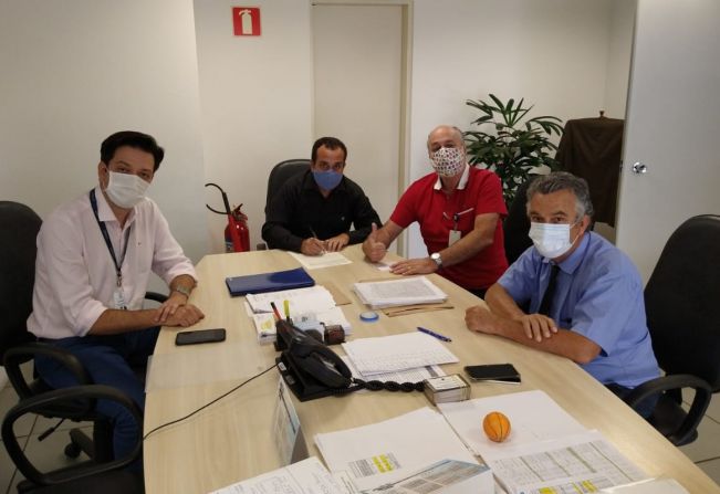 Prefeito assina escritura de área doada para a construção de 65 casas populares 