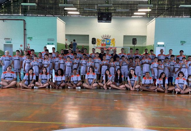 Prefeitura de Cajati entrega uniformes para 200 alunos do Projeto Superação